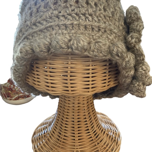 HANDMADE KNIT HAT - Picture 2 of 13